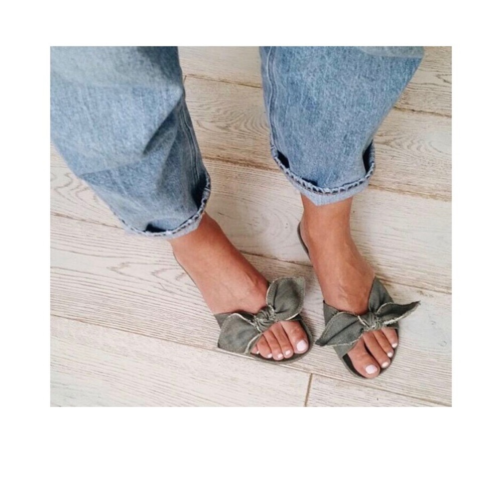 NWT a Piedi Bow Slide